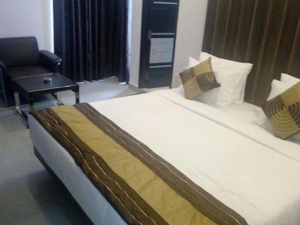 Red Carpet Hotels Noida Zewnętrze zdjęcie